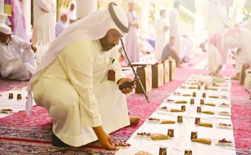 মদিনার মসজিদে নববীতে ইফতার সেবায় নতুন নিয়ম ও খাবারের বৈচিত্র্য