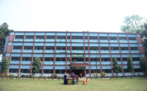 কুষ্টিয়ায় মাস্টার্স পরীক্ষার সময় উচ্চ শব্দে গান বাজানোর ঘটনায় ক্ষোভ