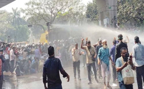 বেসরকারি শিক্ষক আন্দোলনে পুলিশের সঙ্গে সংঘর্ষ, ৫ জন আহত