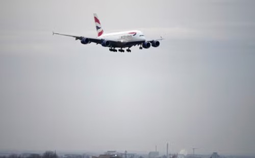 হিথ্রো বিমানবন্দরে বিদ্যুৎ বিভ্রাট: বিমান চলাচল পুনরায় শুরু, ২ লাখ যাত্রী ক্ষতিগ্রস্ত