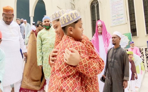 ঢাকায় পবিত্র ঈদুল ফিতর উদযাপনে ঐতিহ্যের ছোঁয়া, আনন্দ মিছিলে রাজধানী মেতে উঠেছে