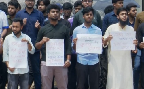 কুয়েটে উপাচার্যের পদত্যাগের দাবি, আন্দোলনরত শিক্ষার্থীদের নানা প্রতিবাদ