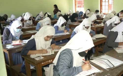 এইচএসসি ও সমমান পরীক্ষা ২০২৫ শুরু: অংশ নিচ্ছে ১২.৫১ লাখ শিক্ষার্থী, কমেছে পরীক্ষার্থীর সংখ্যা