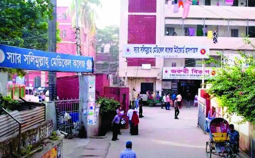 মিটফোর্ড হাসপাতালে নিরাপত্তাহীনতায় ইন্টার্ন চিকিৎসকদের কর্মবিরতি আরও দুই দিন