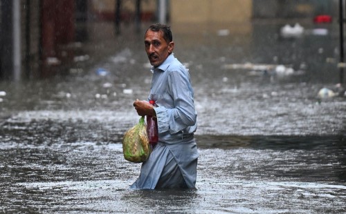 পাকিস্তানে বৃষ্টিতে মৃত ১৮০, নদীর পানি বিপৎসীমায়