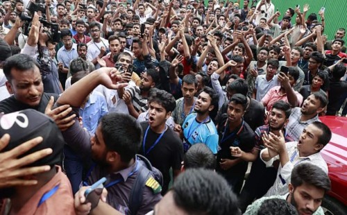 উত্তরায় বিমান দুর্ঘটনায় শিক্ষার্থীদের ছয় দফা দাবি ও বিক্ষোভ