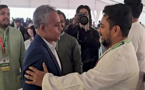 এনসিপির অনুষ্ঠানে পরিবহনমন্ত্রী: নাহিদ ইসলামের সঙ্গে উষ্ণ করমর্দন, নতুন আলোচনার জন্ম |