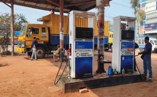 জ্বালানি সংকট ও জন আতঙ্ক: ফিলিং স্টেশনের নিরাপত্তায় পুলিশের টহল জোরদারের নির্দেশ |