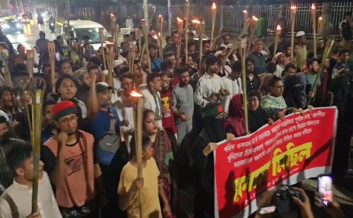 শহীদ ওসমান হাদি হত্যাকাণ্ড: বিচার ও তদন্তের দাবিতে শাহবাগে মশাল মিছিল