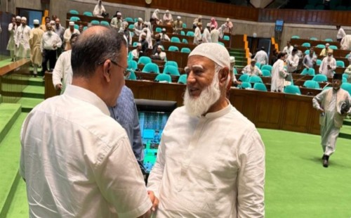 সংসদে প্রধানমন্ত্রী তারেক রহমানের সঙ্গে ডা. শফিকুর রহমানের কুশল বিনিময়