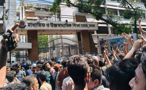 এইচএসসি পরীক্ষা স্থগিতের দাবিতে শিক্ষা বোর্ড ঘেরাও, মন্ত্রীর পদত্যাগ দাবি
