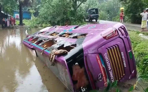 পটুয়াখালী মহাসড়কে নিয়ন্ত্রণ হারিয়ে পুকুরে কুয়াকাটাগামী ডাবল ডেকার বাস: আহত ১৫